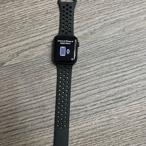 Apple SE watch. Perfect condition. Never worn. 44 mm size. Nike band
